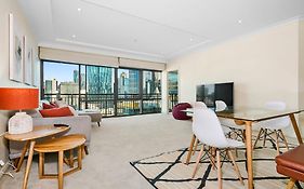 Horizon On Russell Cbd Living With Pool, Gym & Access
